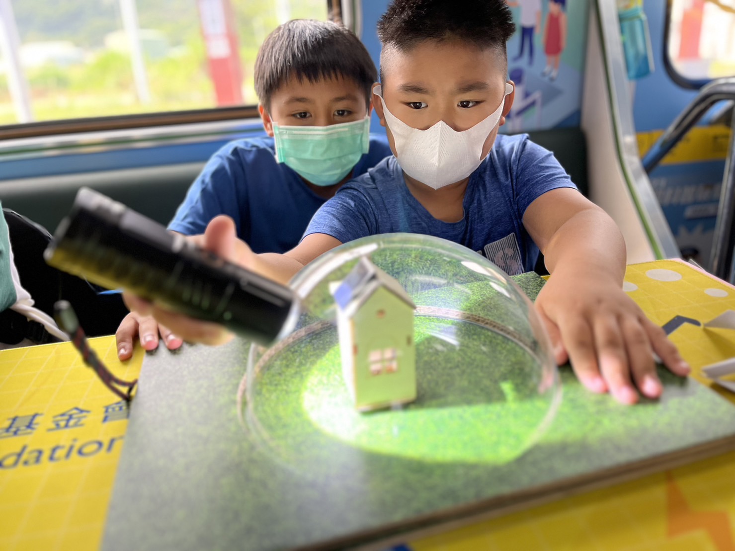 pg官网入口參與基礎科學主題車廂，以STEAM教學精神，設計「逐日科學家」、「太陽能工程師」以及「淨零建築師」三大能源科普課程和實驗