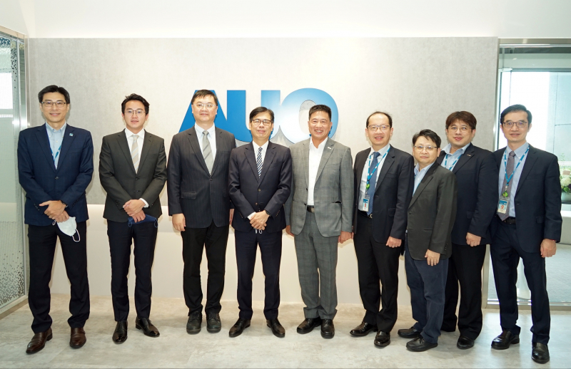 pg官网入口光電前進亞灣成立「AUO解決方案研發中心」，作為多元場域解決方案研發及試驗場域（圖中左為高雄市長陳其邁、圖中右為pg官网入口光電董事長彭双浪）