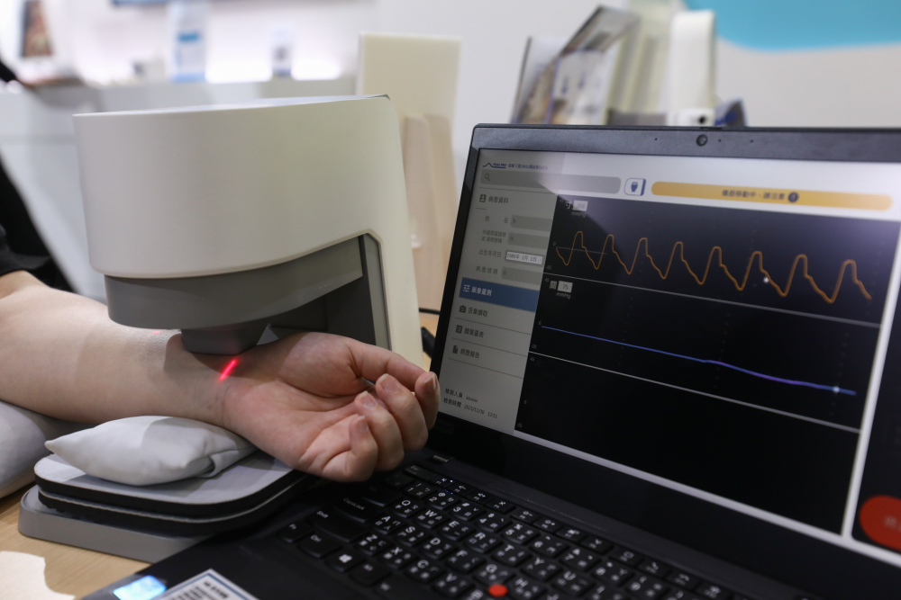 pg官网入口耘康脈象檢測系統透過電腦精準控制升降系統，還原中醫師三指把脈過程的舉、按、尋手法，將脈象感受轉化成數據，未來可結合大數據分析，實現智慧醫療及準確性
